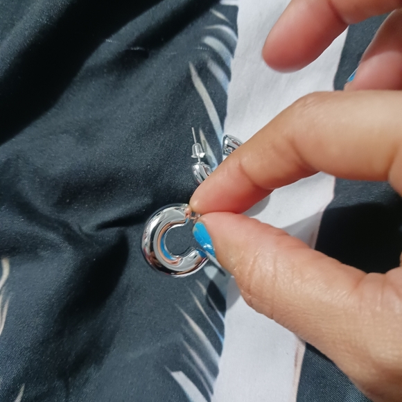 Women Silver Fashion Super mini Hoop Earrings - Picture 8 of 8